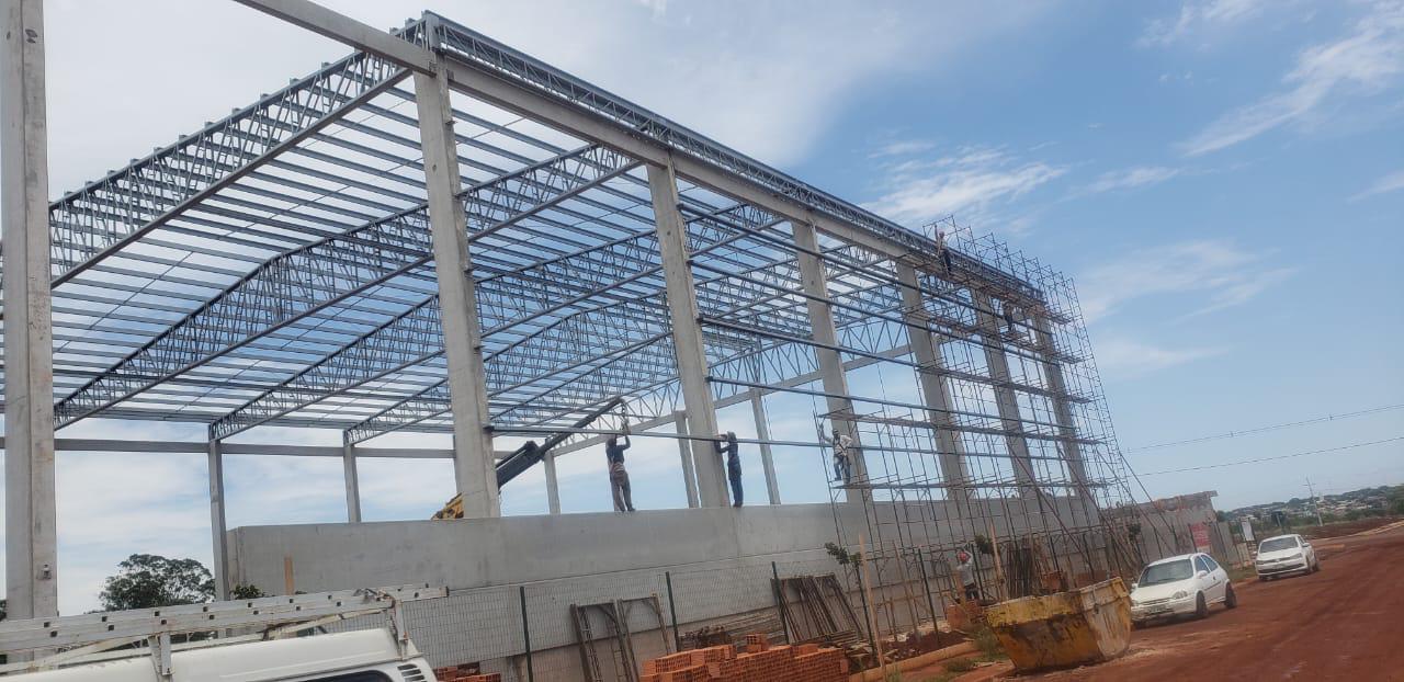 Estrutura metálica de barracão industrial em execução
